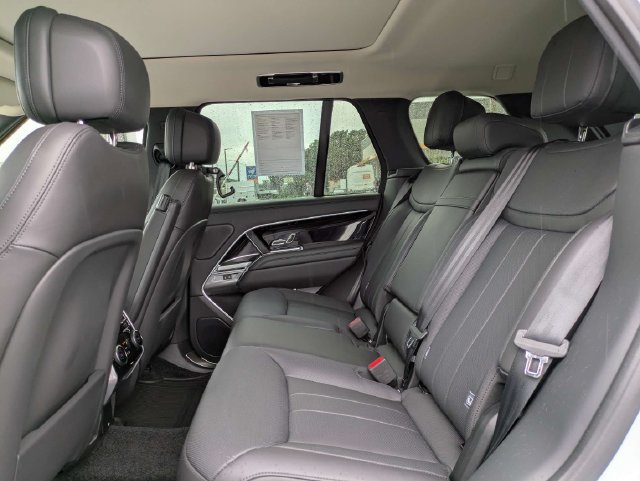 Used 2025 Land Rover Range Rover SE AWD/4WD image 14