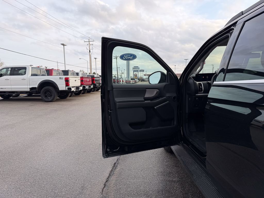 Used 2025 Ford Expedition Active image 12