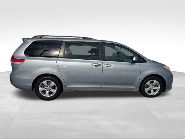 Used 2011 Toyota Sienna LE w/ Towing Pkg image 8