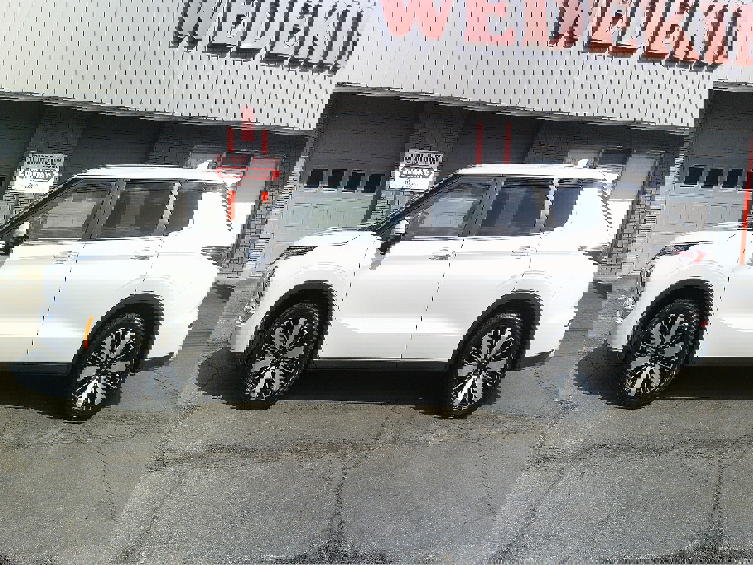 Used 2025 Mitsubishi Outlander SE image 2