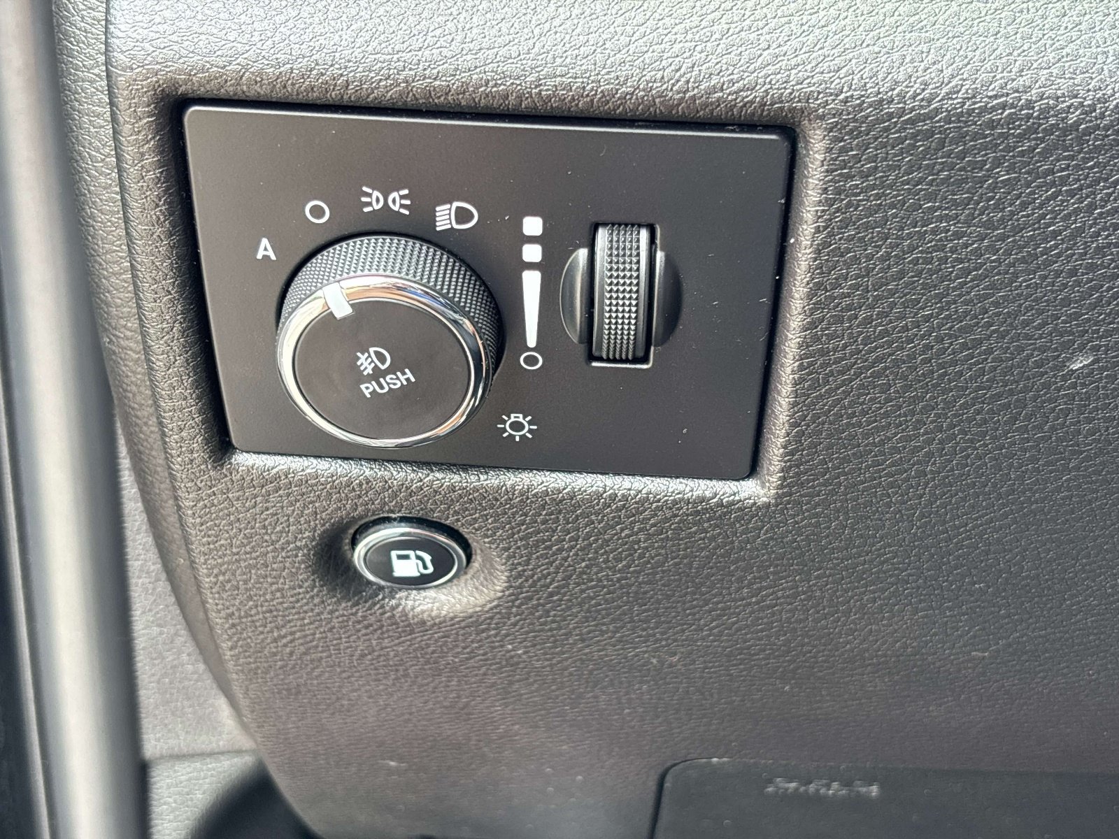 Used 2018 Jeep Grand Cherokee Laredo AWD/4WD image 19