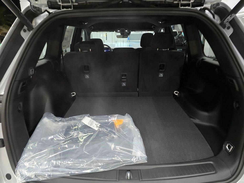 New 2025 Jeep Grand Cherokee Laredo w/ Luxury Tech Group I RWD image 34
