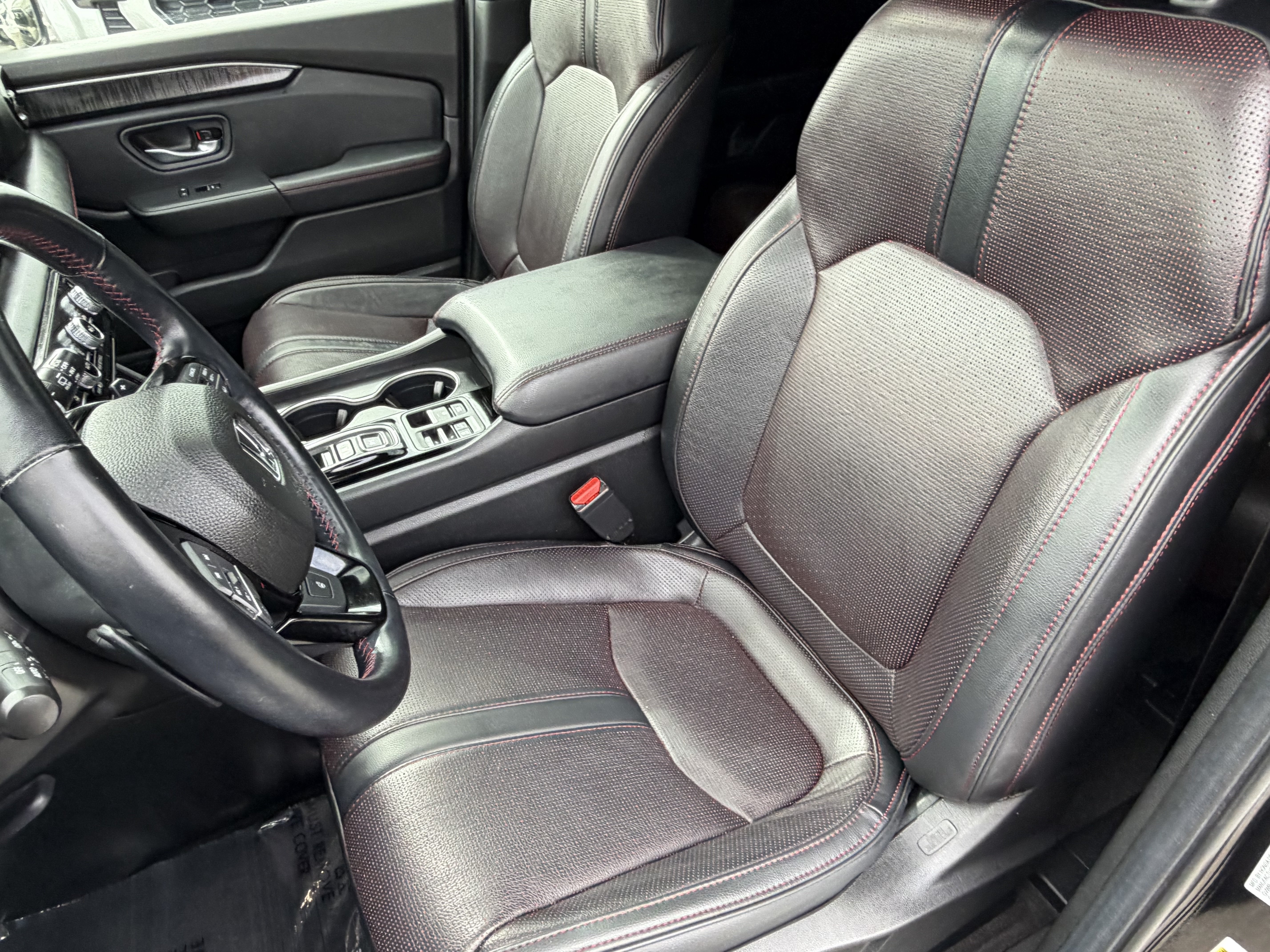 Used 2025 Honda Pilot Black Edition image 30