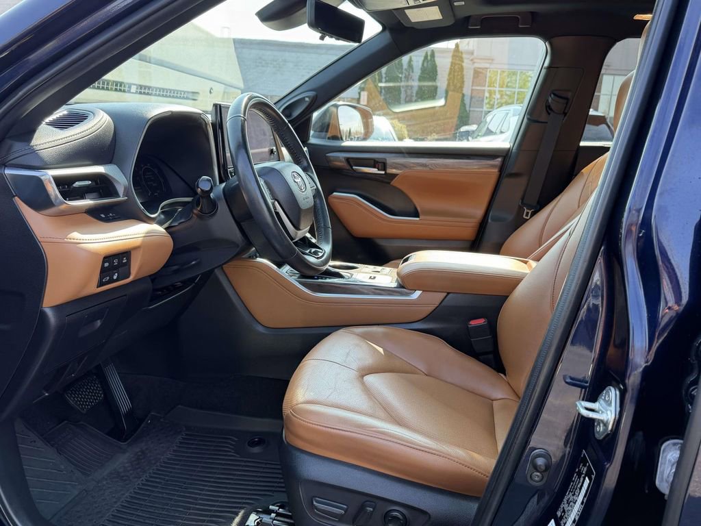Used 2023 Toyota Highlander Platinum image 16