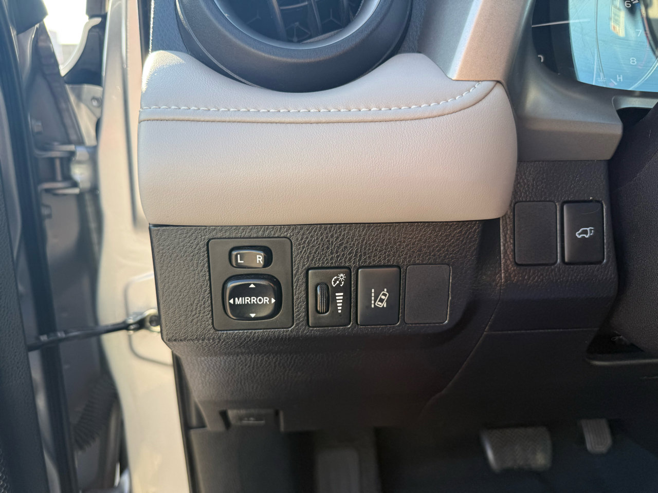 Used 2017 Toyota RAV4 Limited w/ Advanced Technology Package image 27