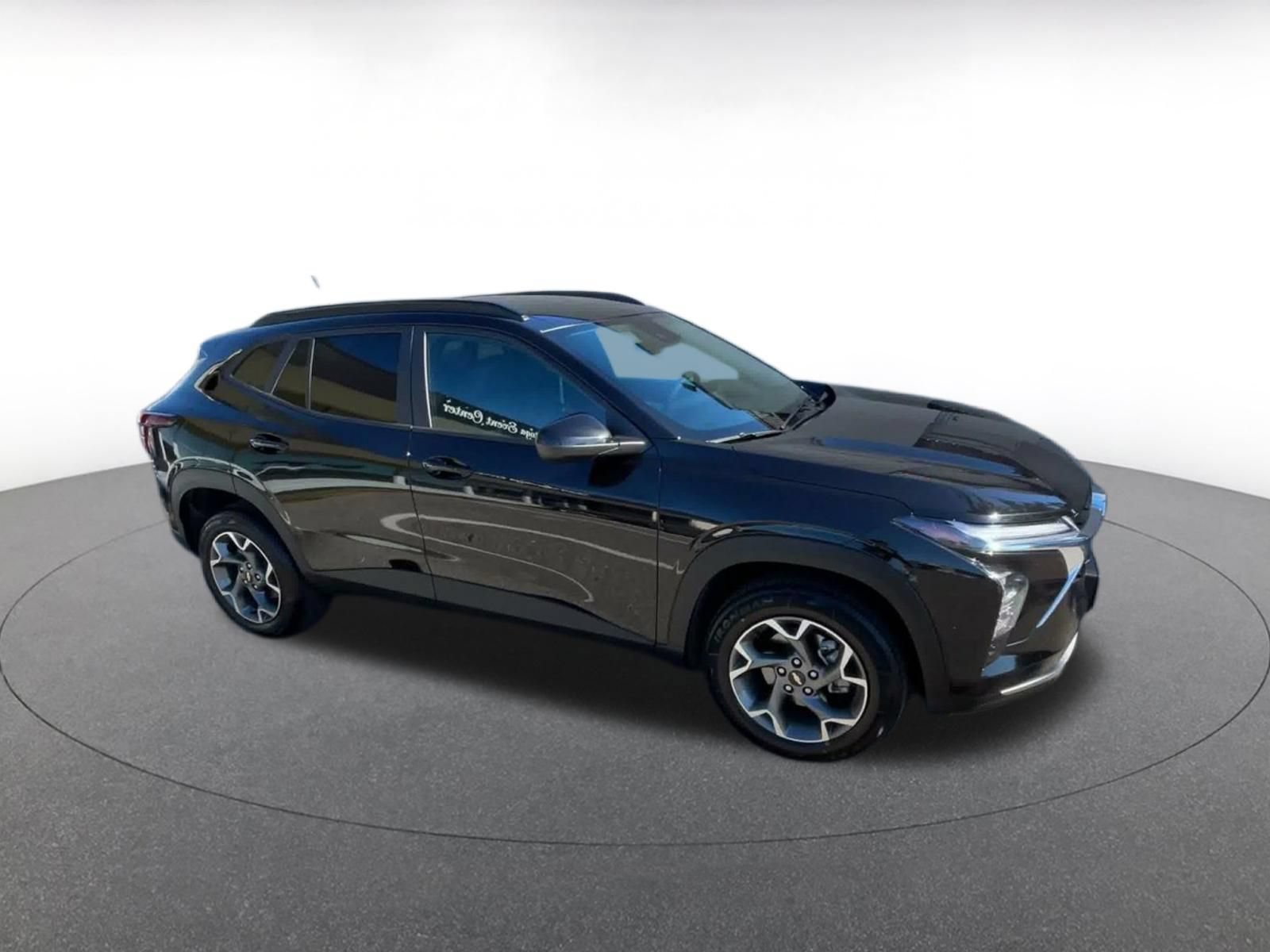 Used 2025 Chevrolet Trax LT FWD image 2
