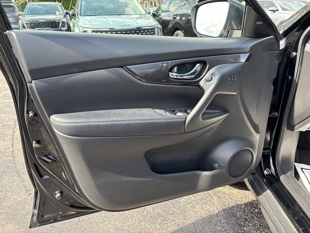Used 2018 Nissan Rogue SV w/ Sun & Sound Touring Package AWD/4WD image 21