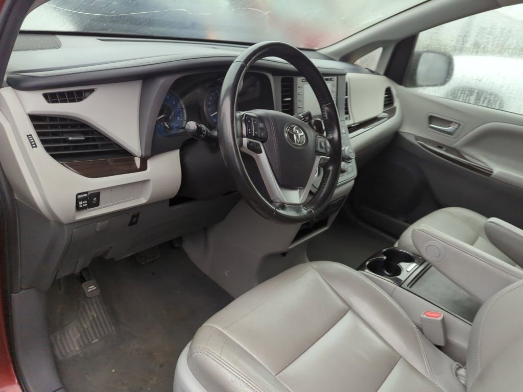 Used 2020 Toyota Sienna XLE image 7