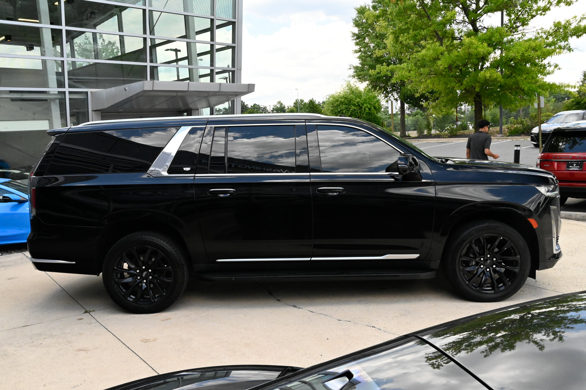 Used 2021 Cadillac Escalade ESV Premium Luxury AWD/4WD image 4