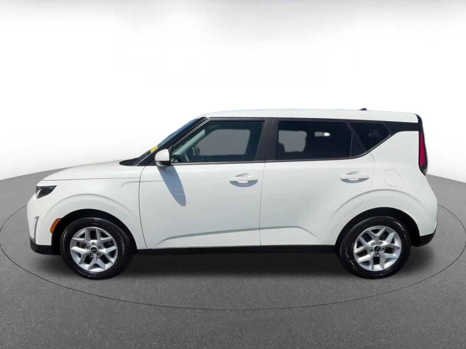 Used 2025 Kia Soul LX w/ LX Technology Package FWD image 9