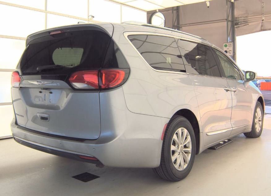 Used 2018 Chrysler Pacifica Touring-L FWD image 4