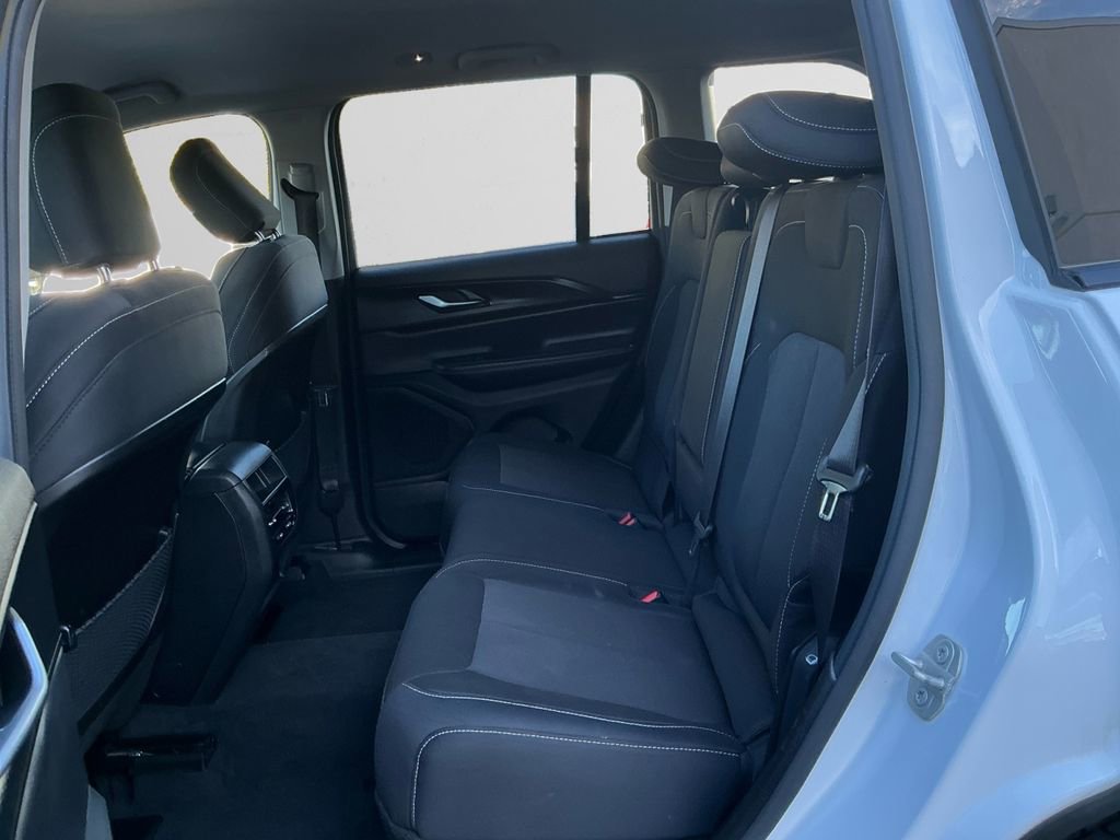 Used 2023 Jeep Grand Cherokee Laredo image 13