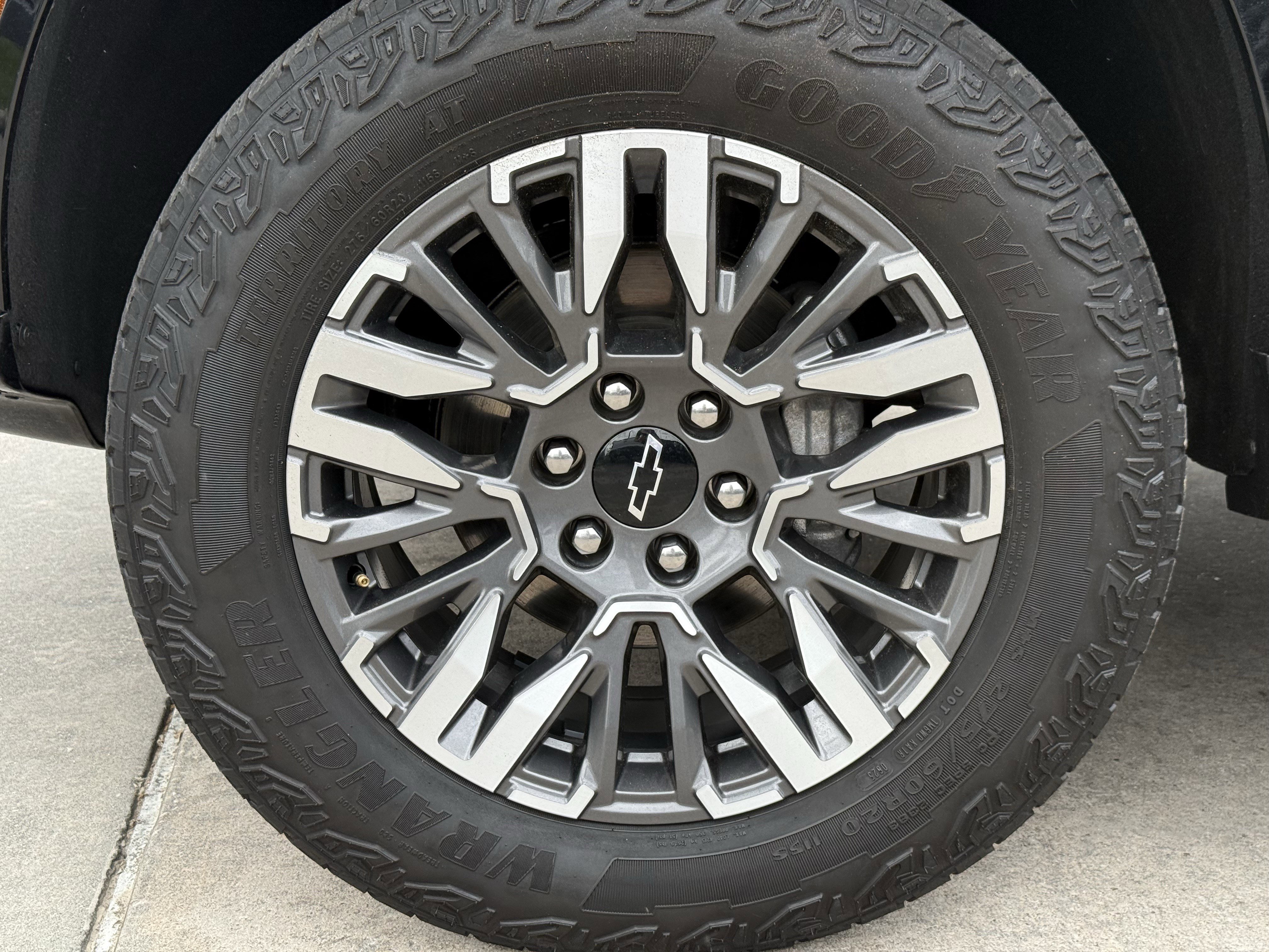 Used 2025 Chevrolet Suburban Z71 image 12