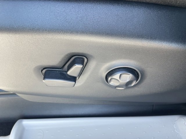 Used 2024 Chrysler Pacifica Select image 15