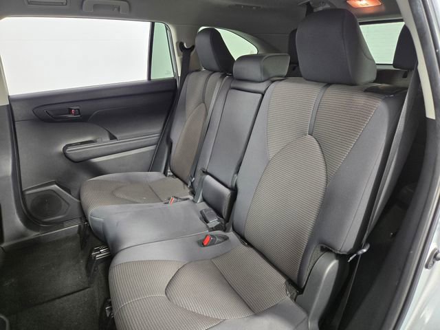 Used 2024 Toyota Highlander LE AWD/4WD image 16