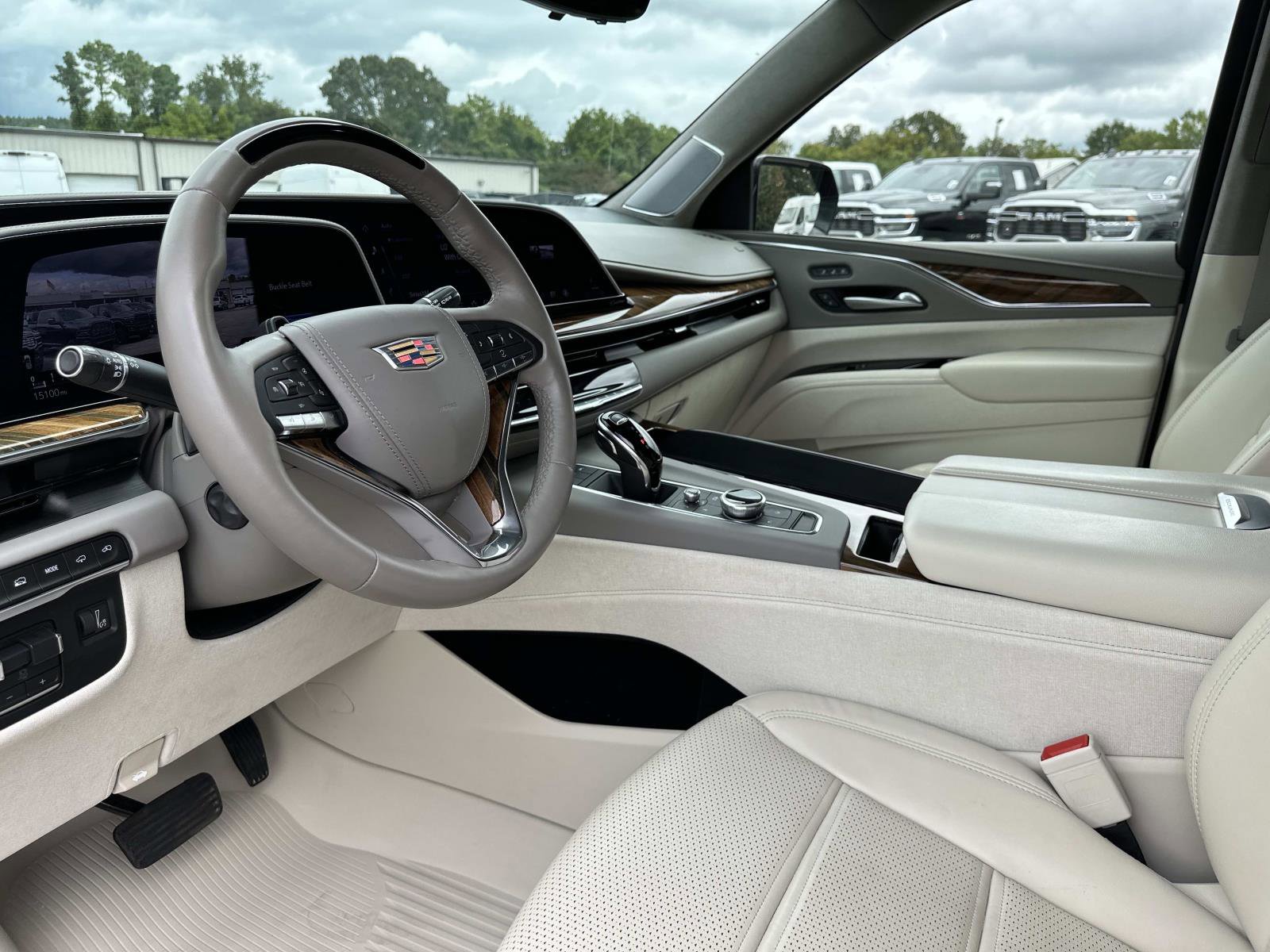 Used 2024 Cadillac Escalade Premium Luxury Platinum image 34