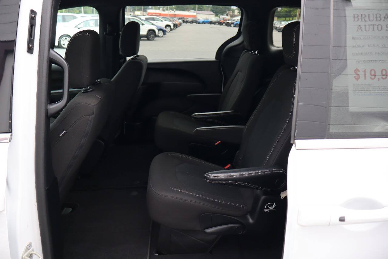 Used 2023 Chrysler Pacifica Touring FWD image 5