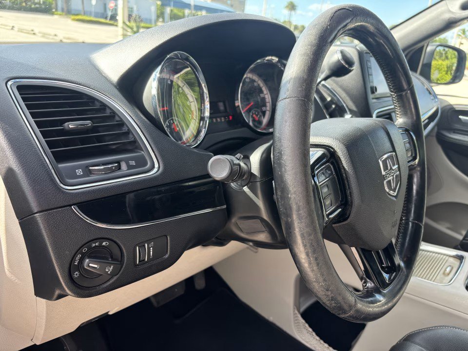 Used 2019 Dodge Grand Caravan SXT FWD image 12