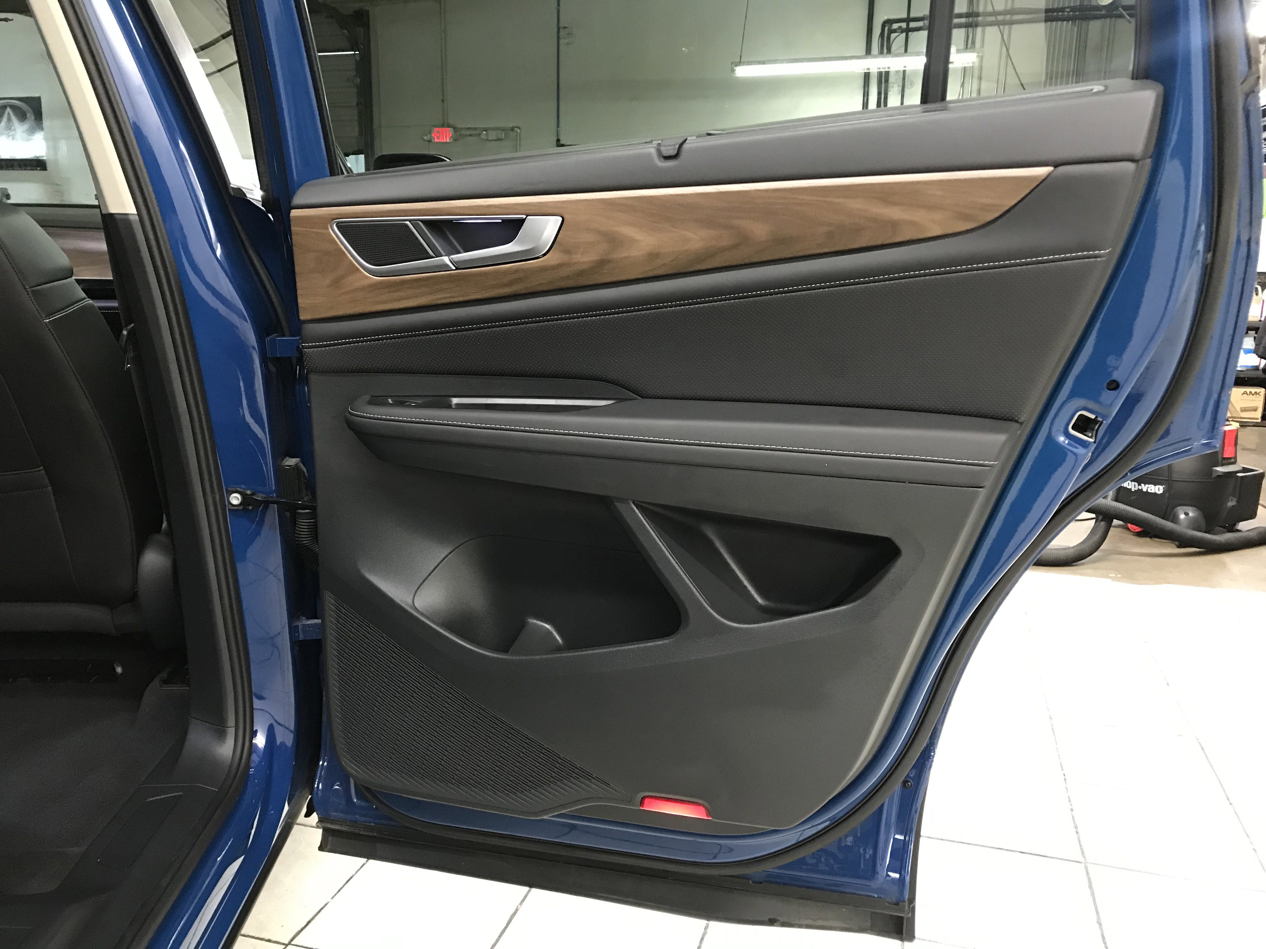 Used 2025 Volkswagen Atlas SE w/ Panoramic Sunroof Package FWD image 11