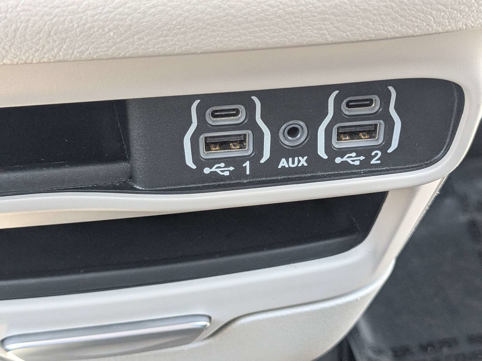 Used 2024 Chrysler Pacifica Touring-L FWD image 24