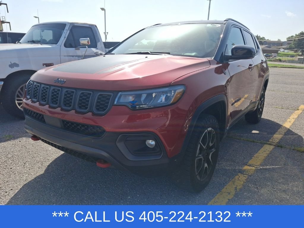 Used 2025 Jeep Compass Trailhawk AWD/4WD image 2