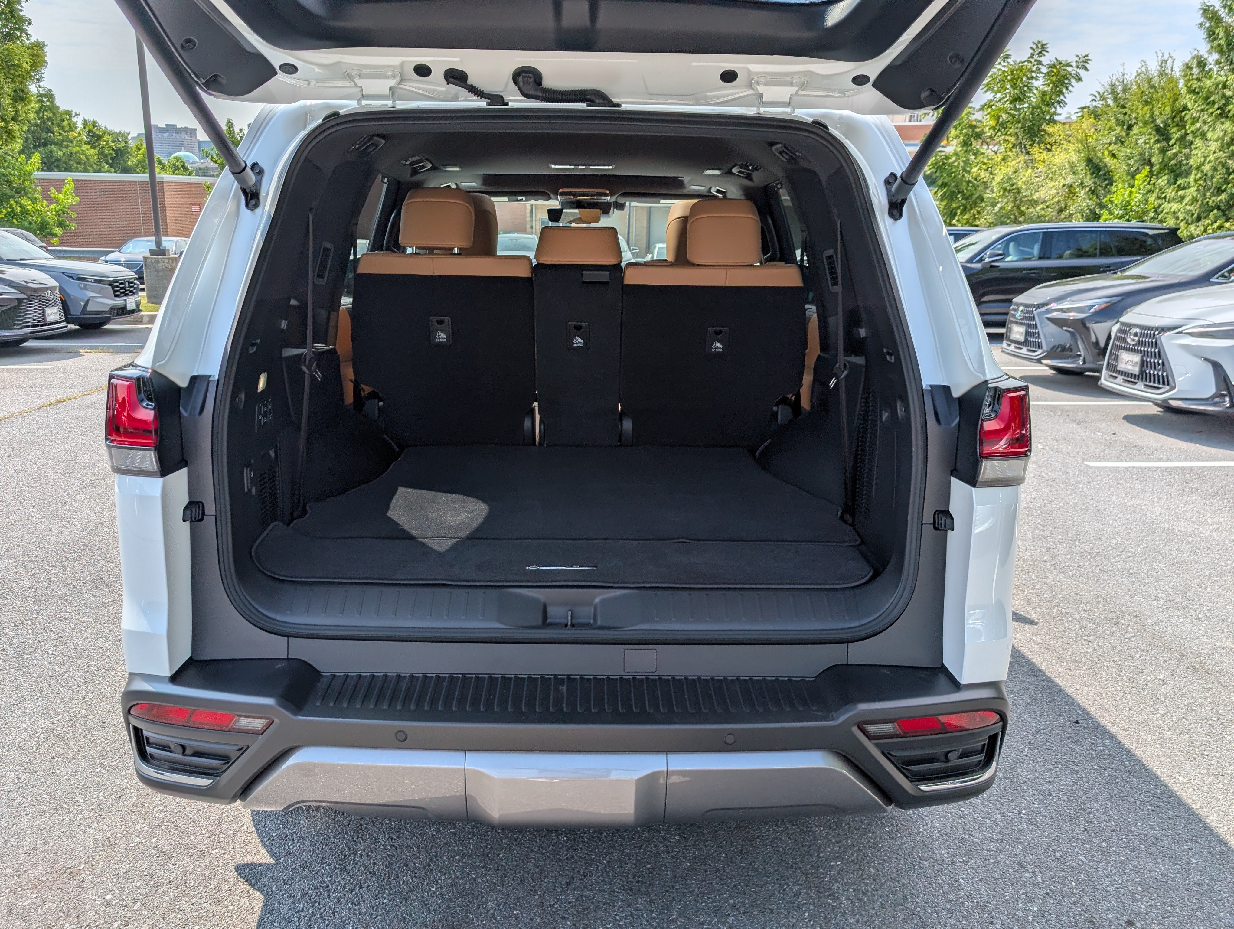 New 2026 Lexus LX 600 4WD w/ Luxury Package image 10