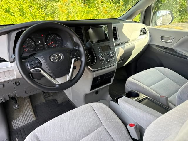 Used 2015 Toyota Sienna LE FWD image 11