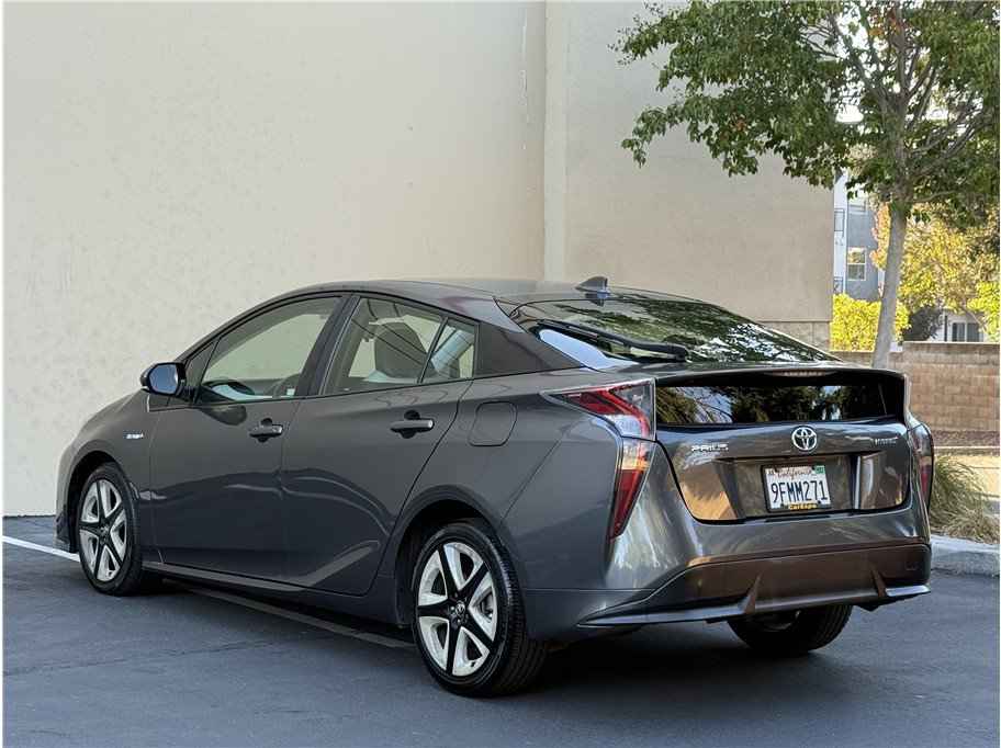 Used 2016 Toyota Prius Three Touring FWD image 4