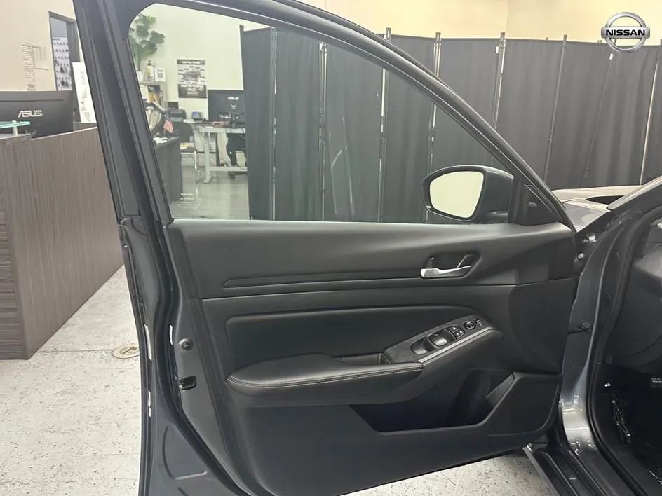Used 2025 Nissan Altima 2.5 SV FWD image 11