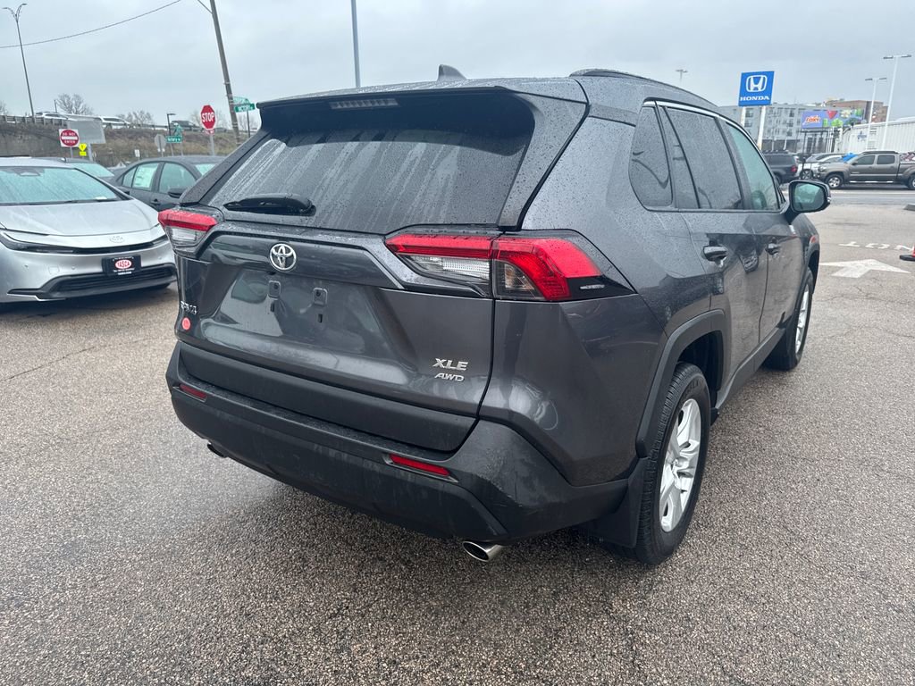 Used 2021 Toyota RAV4 XLE w/ Convenience Package image 9