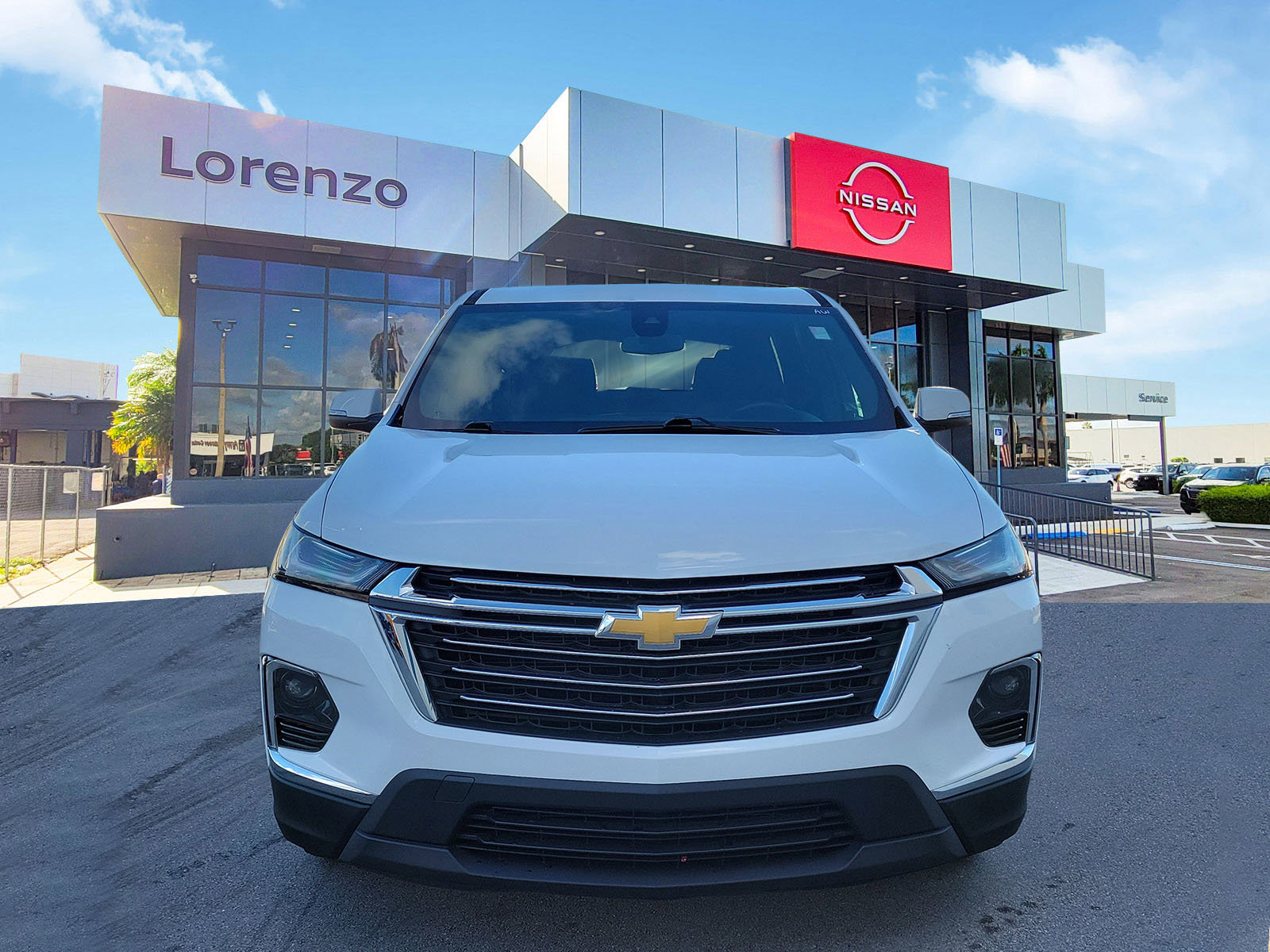 Used 2023 Chevrolet Traverse LT image 2