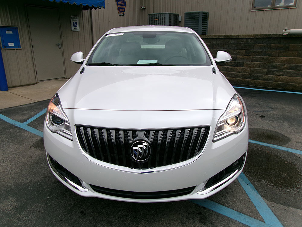 Used 2017 Buick Regal Sport Touring image 2
