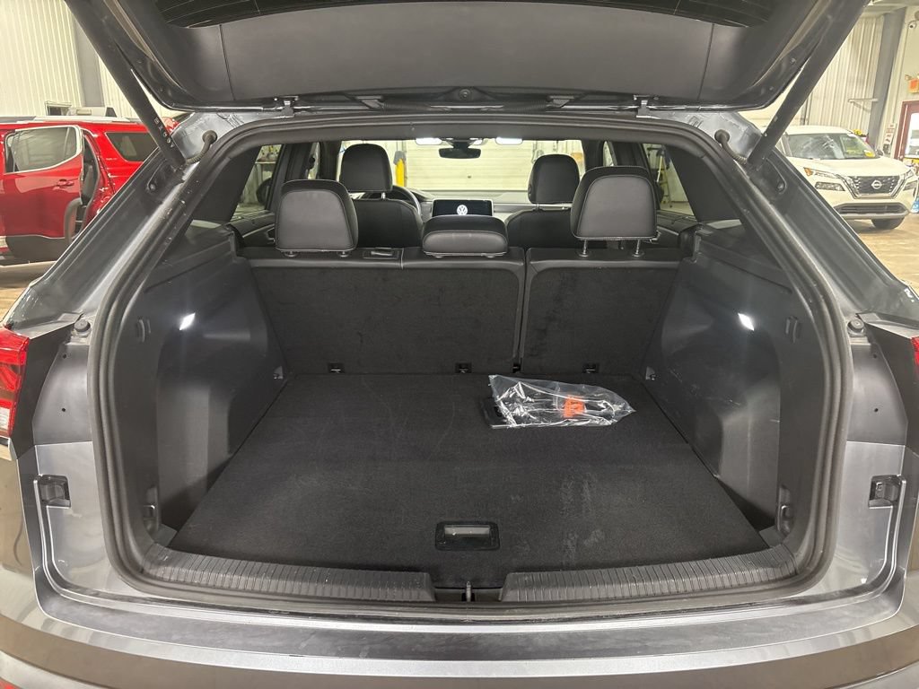 Used 2025 Volkswagen Atlas Cross Sport SE AWD/4WD image 16
