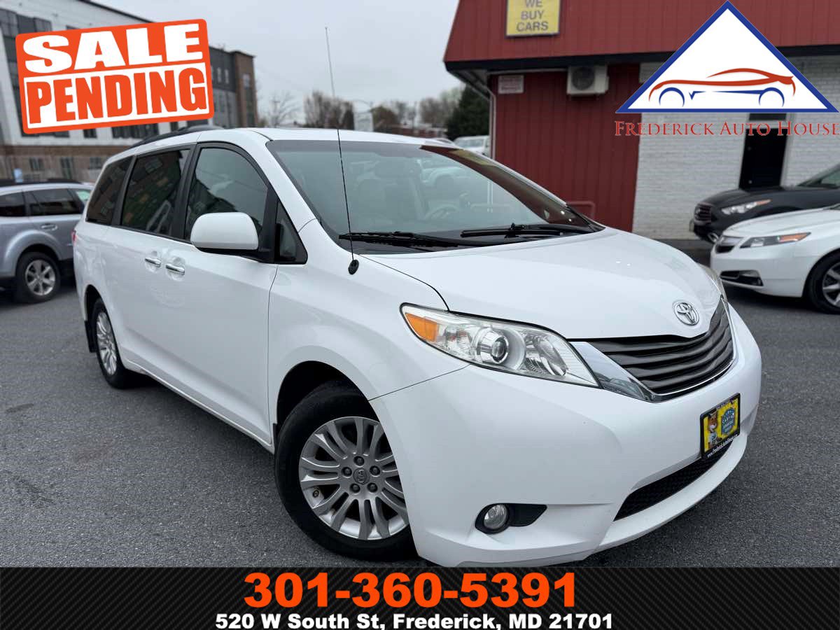 Used 2013 Toyota Sienna XLE image 1