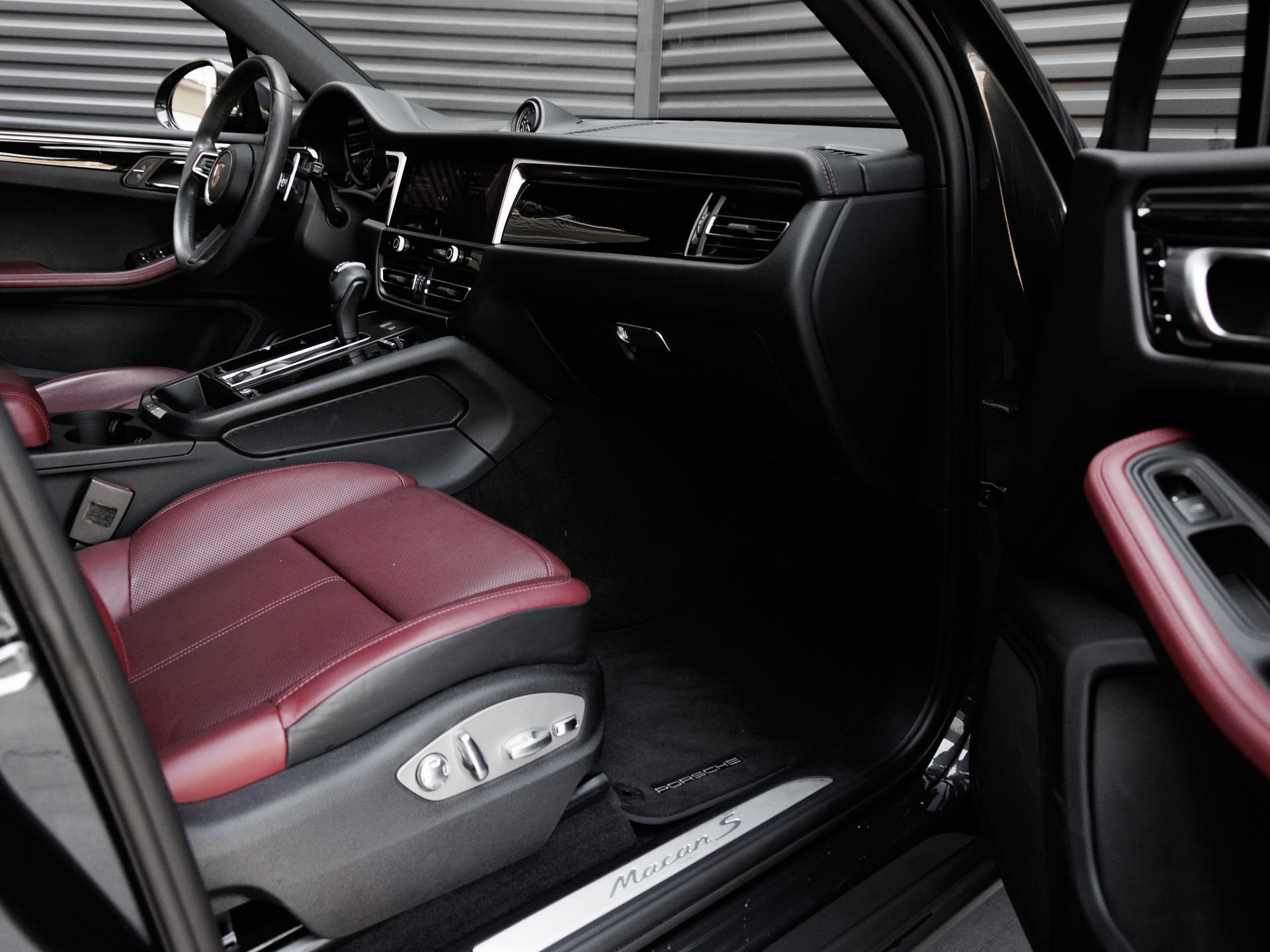 Certified 2023 Porsche Macan S AWD/4WD image 37