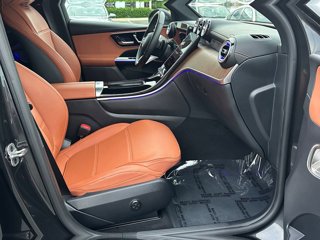 Used 2025 Mercedes-Benz GLC 300 4MATIC image 9