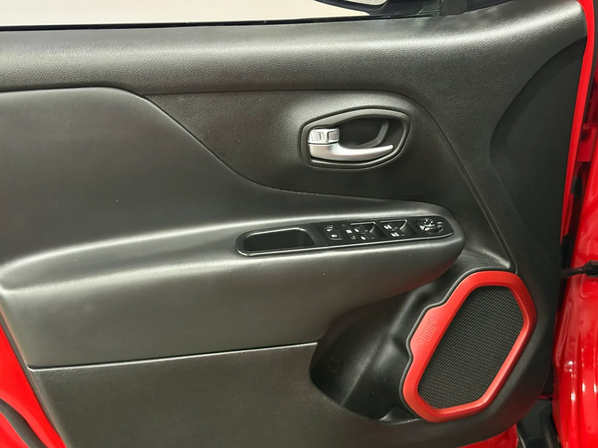 Used 2018 Jeep Renegade Trailhawk w/ UConnect 8.4 Nav Group image 12