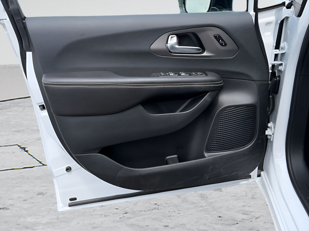 New 2027 Chrysler Pacifica Limited FWD image 16