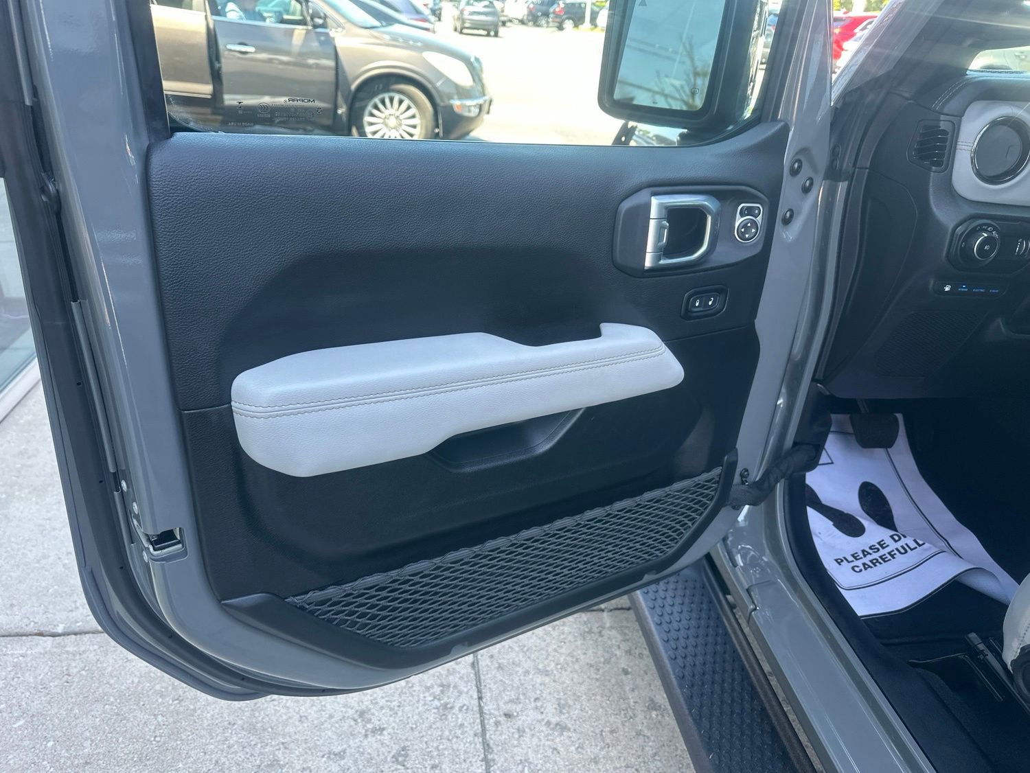Used 2023 Jeep Wrangler Unlimited Sahara AWD/4WD image 18