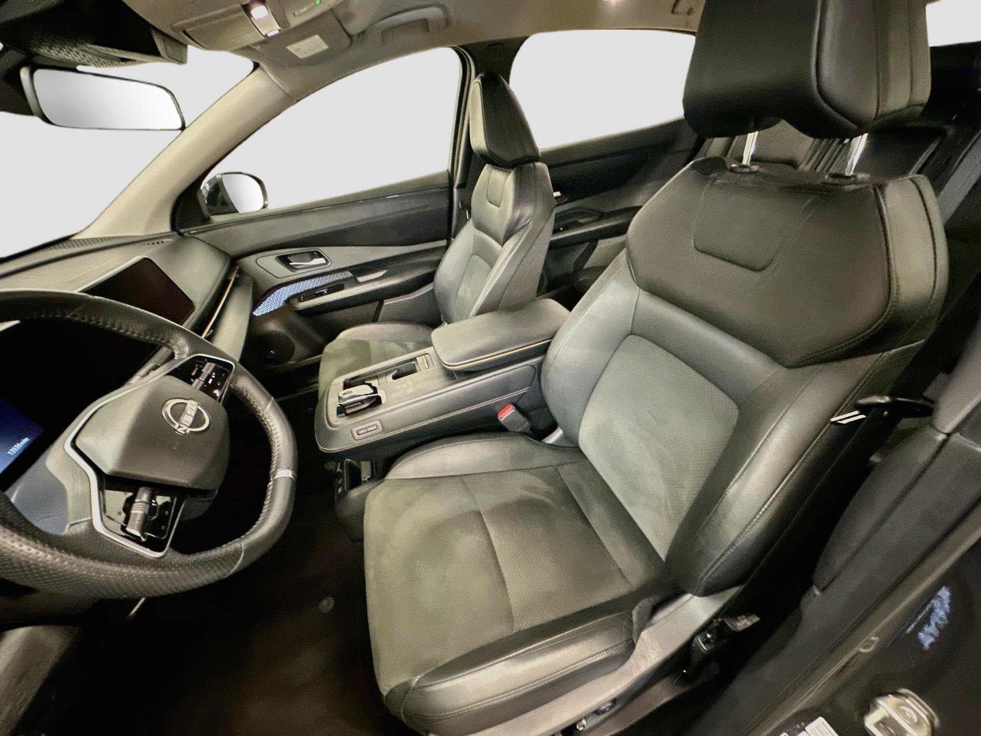 Used 2023 Nissan Ariya AWD image 13