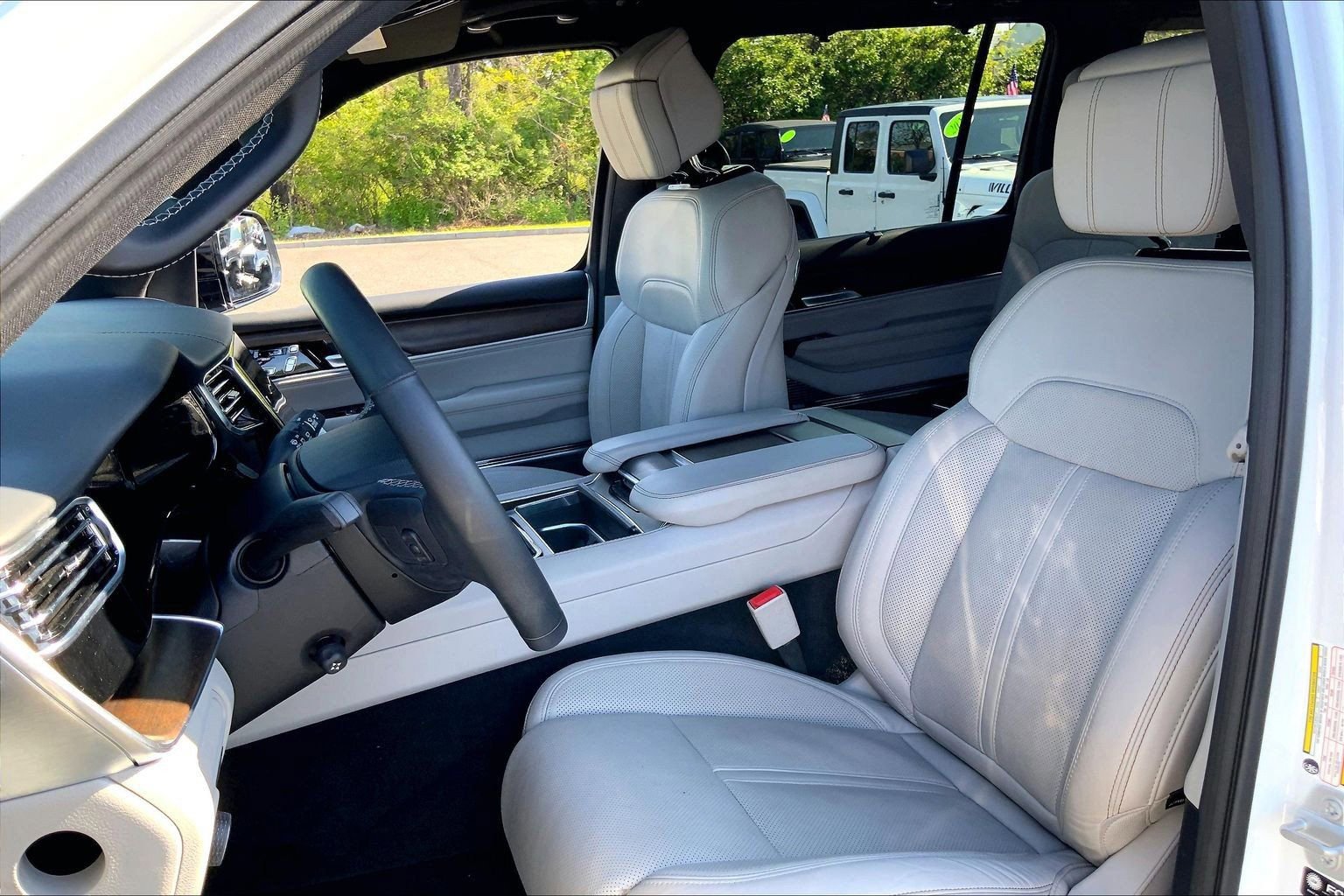 Certified 2025 Jeep Grand Wagoneer 4WD image 8
