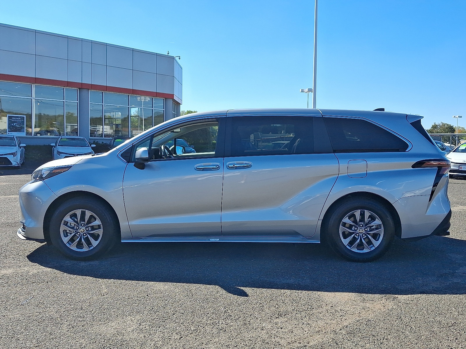 Certified 2024 Toyota Sienna XLE image 4