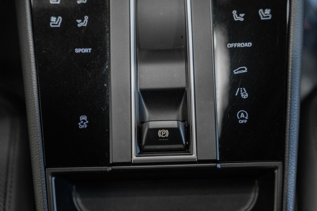 Used 2022 Porsche Macan AWD/4WD image 23