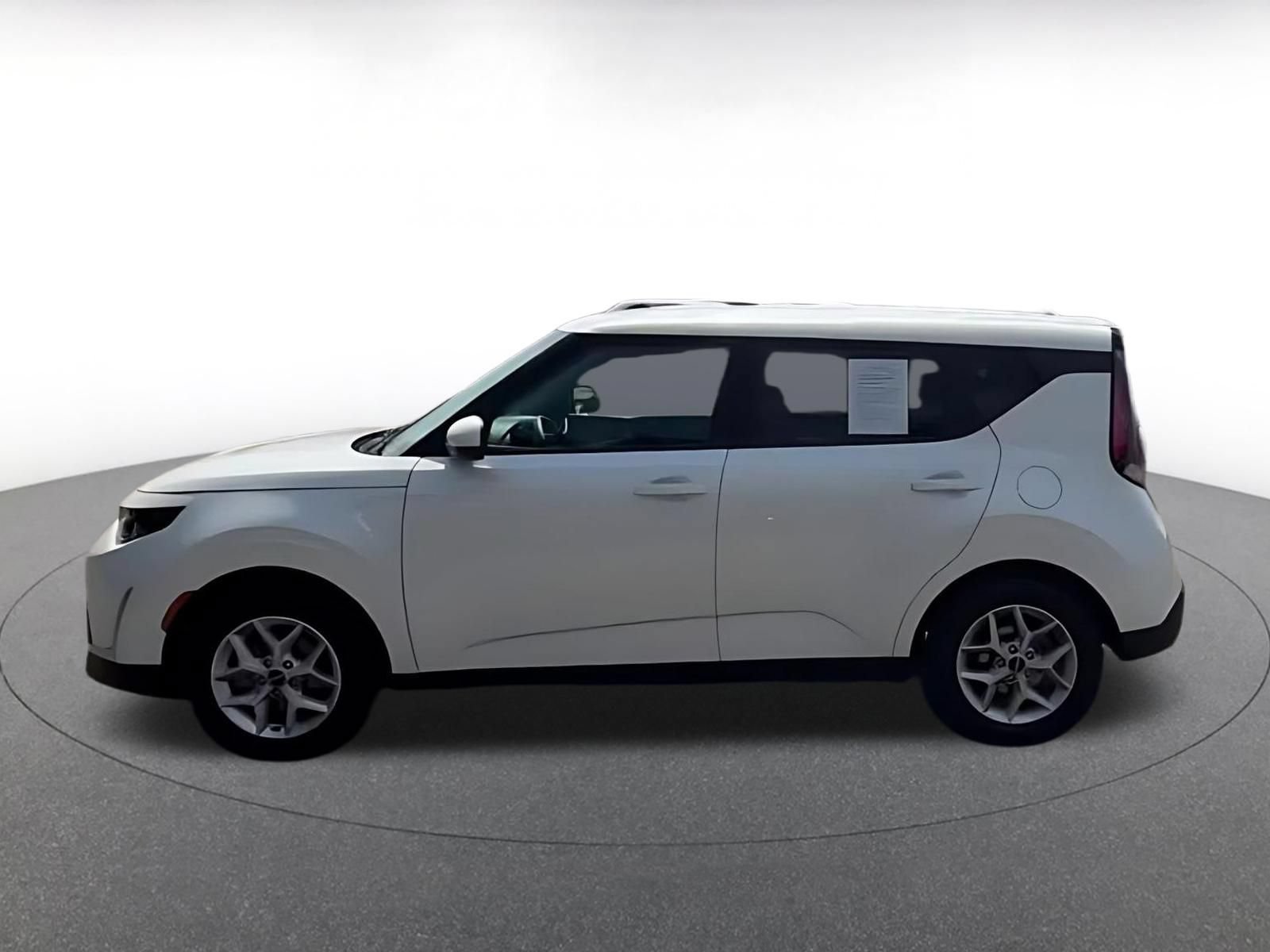 Used 2025 Kia Soul LX w/ LX Technology Package FWD image 8