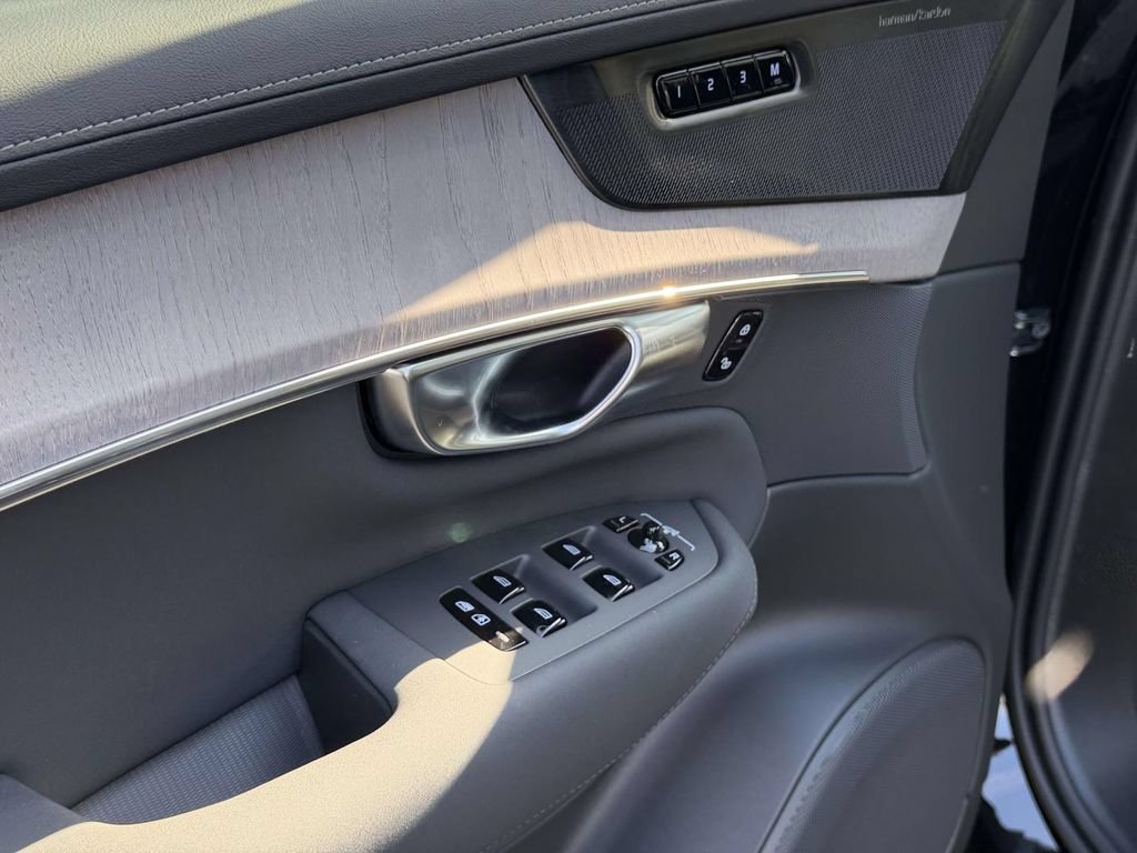 New 2026 Volvo XC90 T8 Ultra w/ Protection Package Premier AWD/4WD image 17