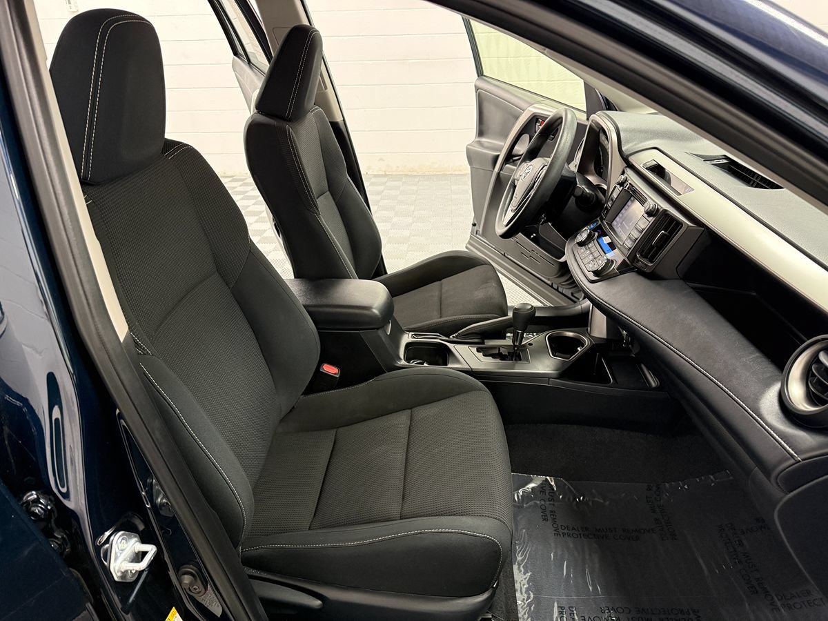 Used 2018 Toyota RAV4 LE AWD/4WD image 15