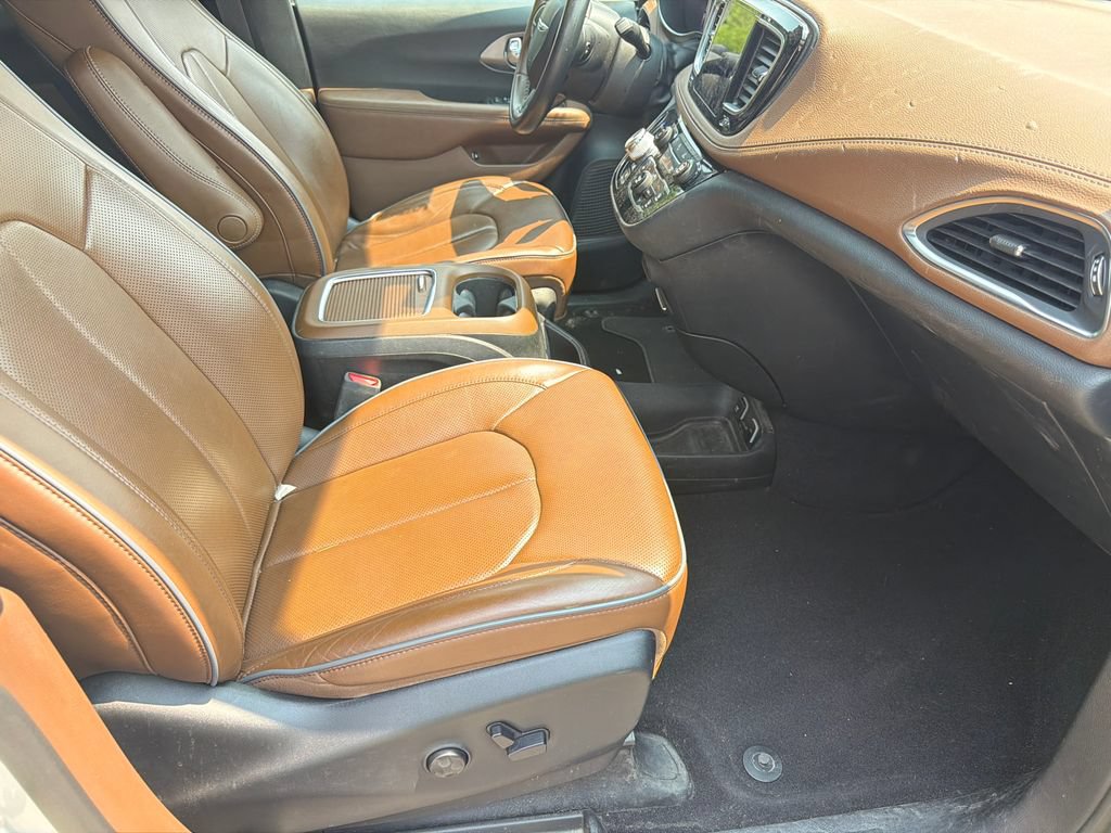 Used 2020 Chrysler Pacifica Limited w/ Advanced Safetytec Group FWD image 11