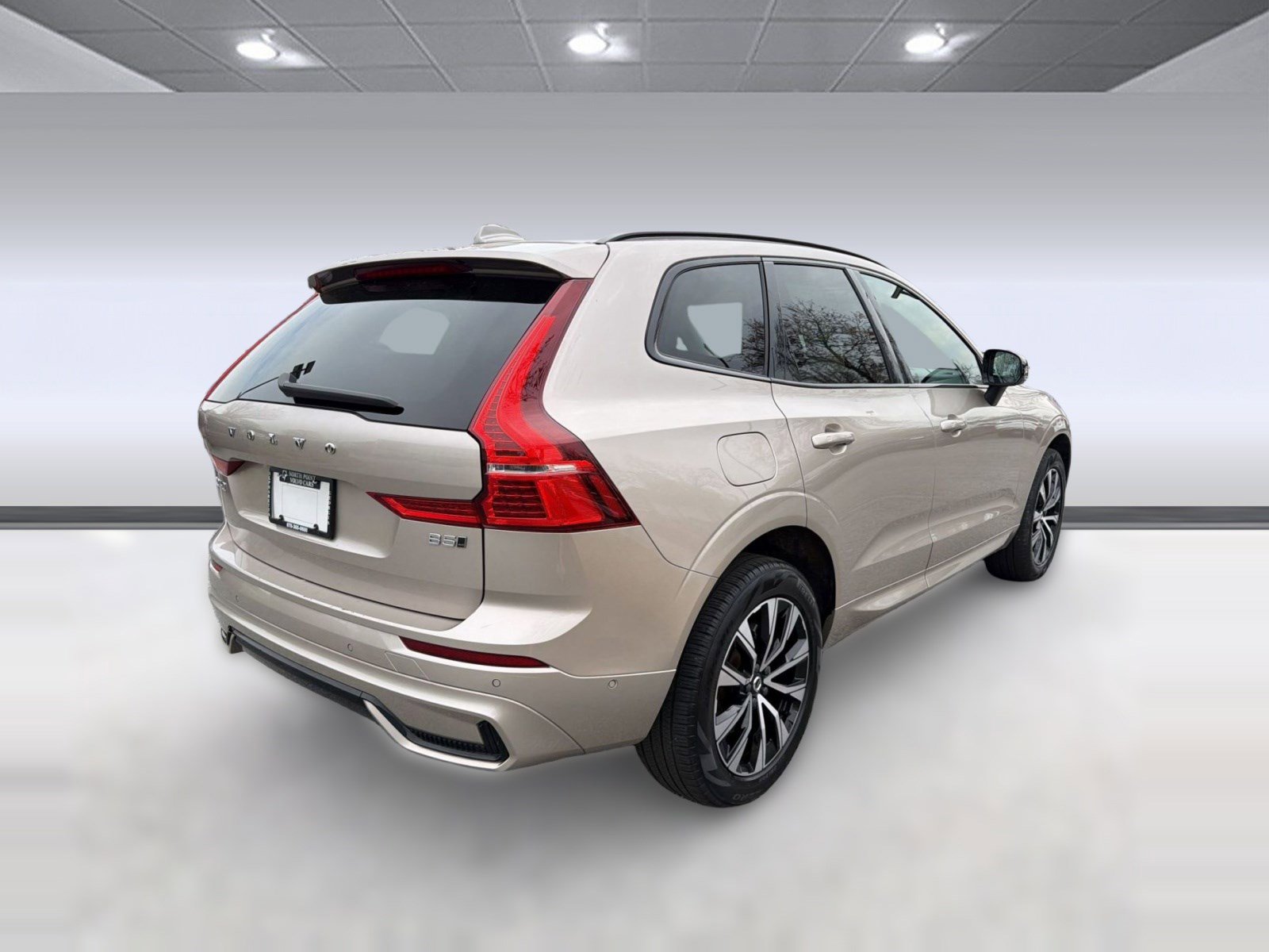 Certified 2024 Volvo XC60 B5 Plus w/ Climate Package image 9