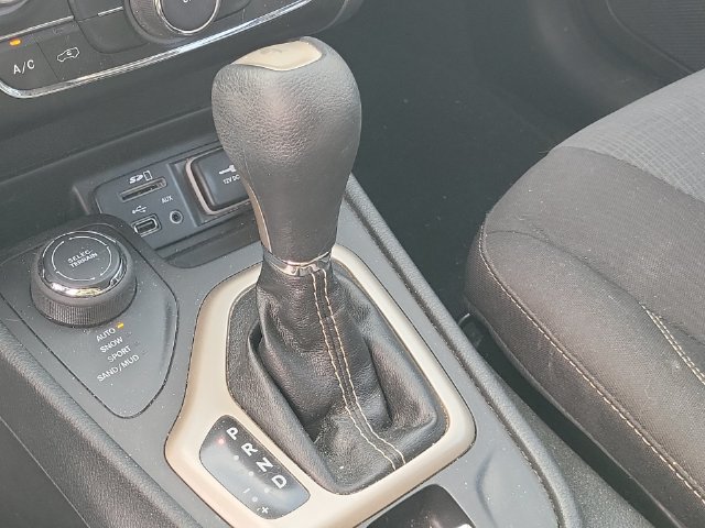 Used 2015 Jeep Cherokee Latitude AWD/4WD image 33