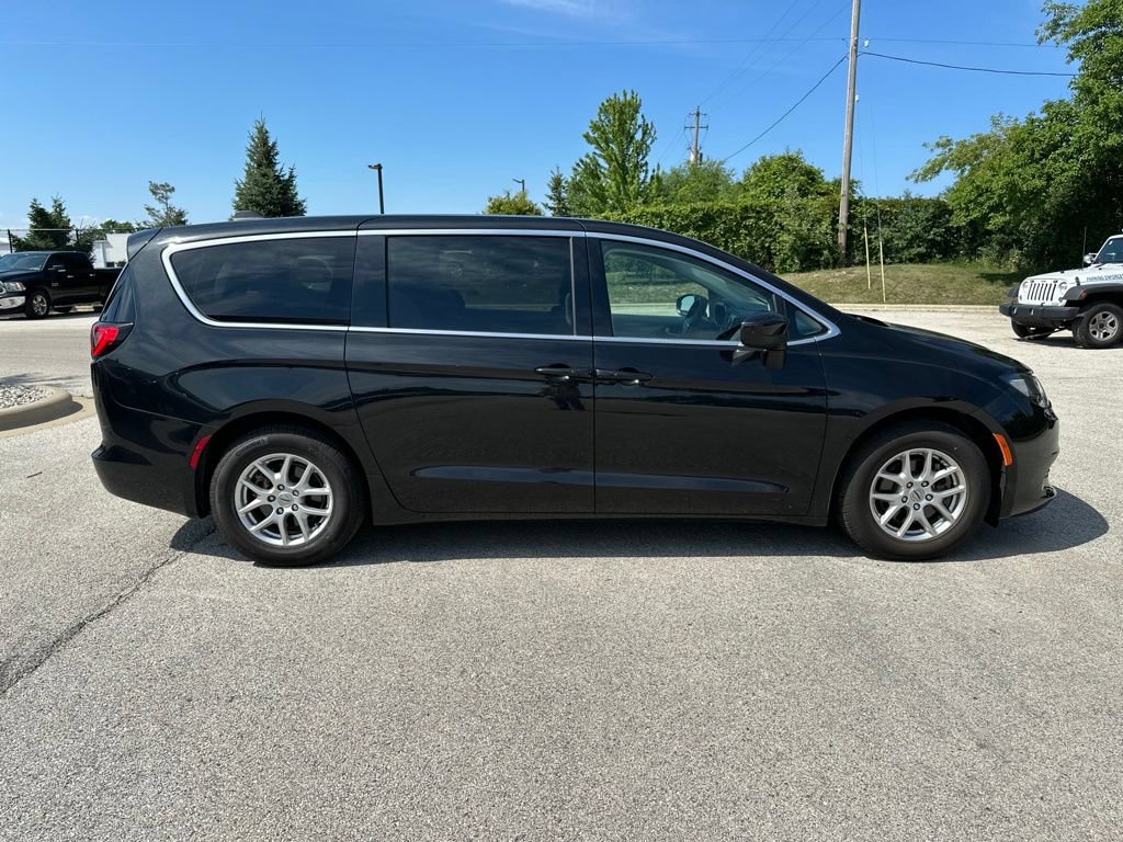 Used 2022 Chrysler Voyager LX FWD image 6